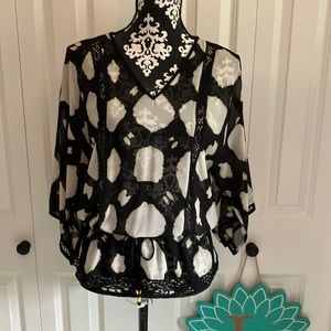 Michael Kors B&W cream V neck flouncy top w/black lace trim&elastic waist